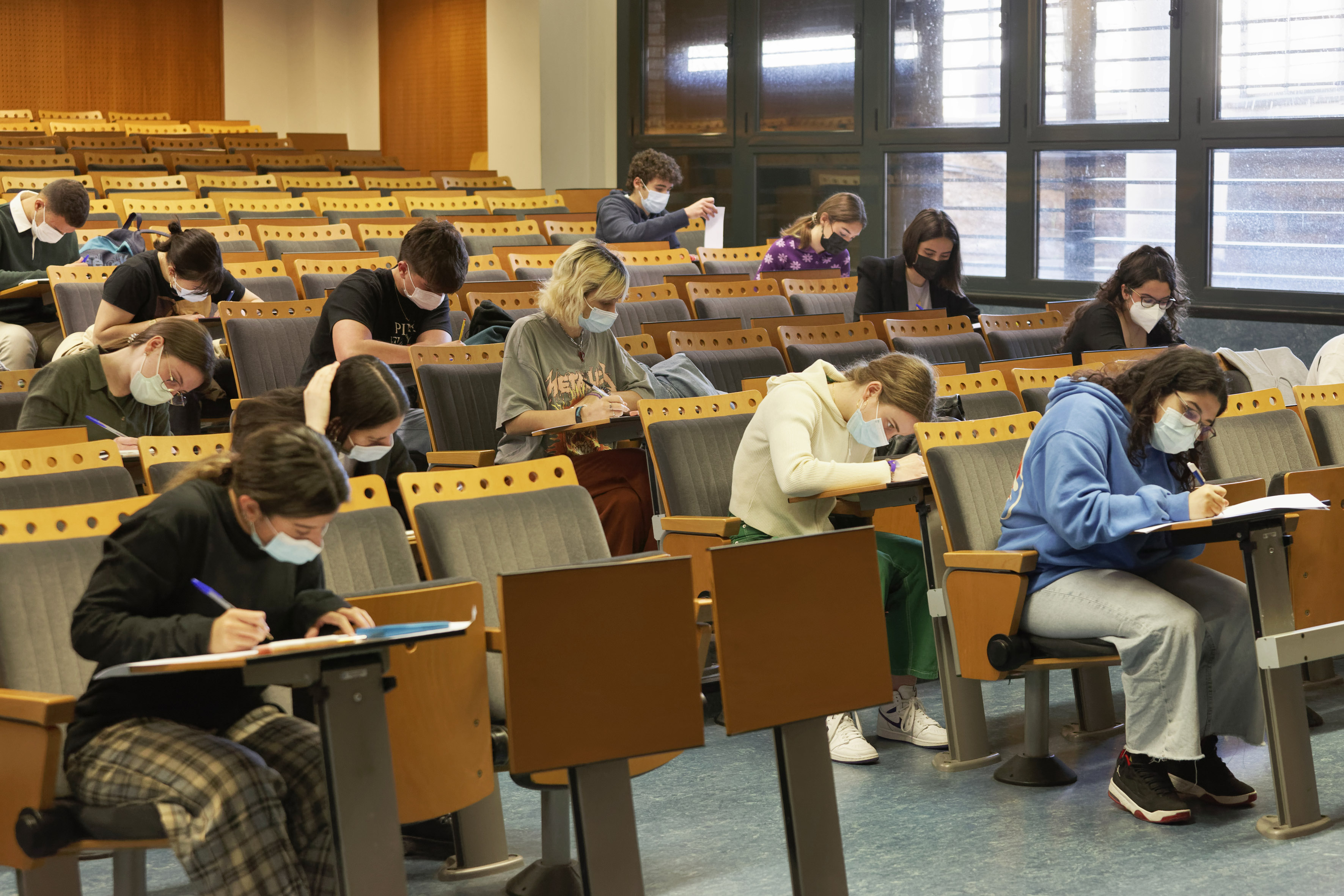 Una veintena de alumnos de segundo de Bachiller participan en la UJI en la Olimpiada de Economía