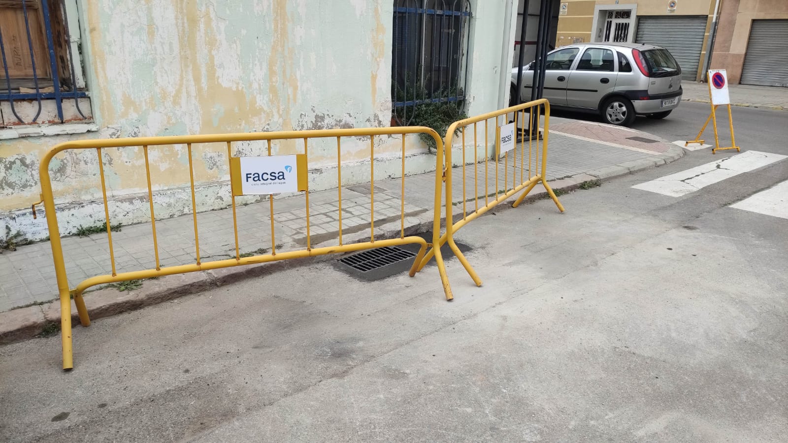 El Ayuntamiento y Facsa renuevan los imbornales del barrio del Carmen en el Puerto de Burriana