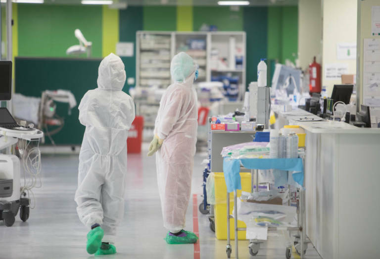 Cerca de 1.200 médicos se suman a la demanda contra Sanidad por desprotección ante la covid