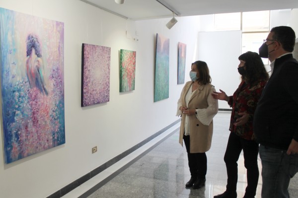 La mar entra dins de la Sala Escena de Benicàssim amb les pintures d'Artelenska