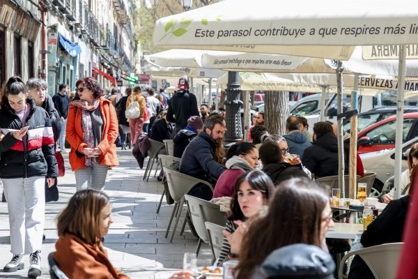 España notifica 48.834 casos mientras la incidencia en mayores de 60 años baja seis puntos hasta 420