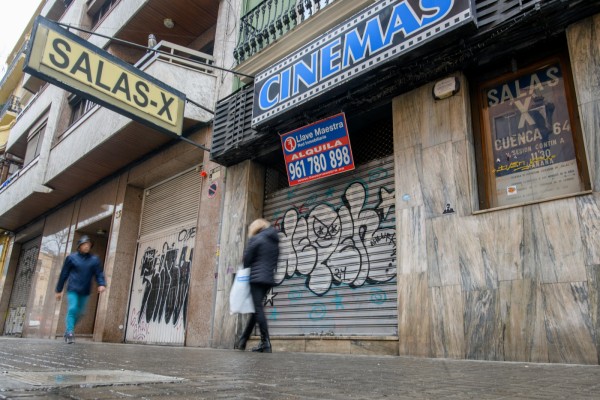 
Qué hacer con los restos de los cines cuando mueren: el desafío del día después
