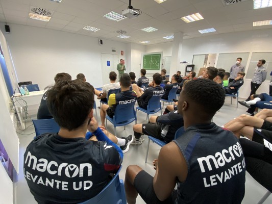 La plantilla del Levante recibe la charla de integridad de LaLiga
