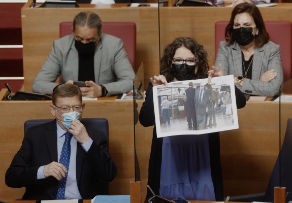 El equipo de Oltra reúne a los diputados para transmitir su estrategia y decirles que resistirá