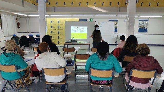 Casa Caridad promueve la educación por la paz a través de un taller sobre juguetes no bélicos
