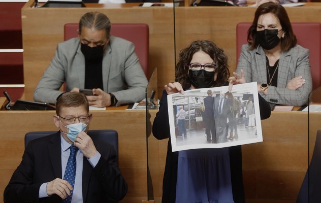 Oltra apunta a una trama de Camps y Ribera Salud contra ella ante la presión del PP