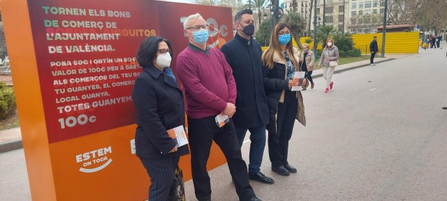 Compromís usa el bono comercio de Galiana para hacer campaña en la plaza del Ayuntamiento