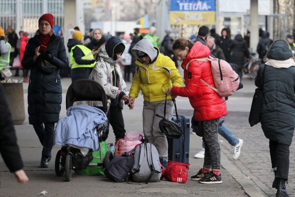 La UE reconocerá las titulaciones de médicos y profesores ucranianos refugiados para facilitar su integración
