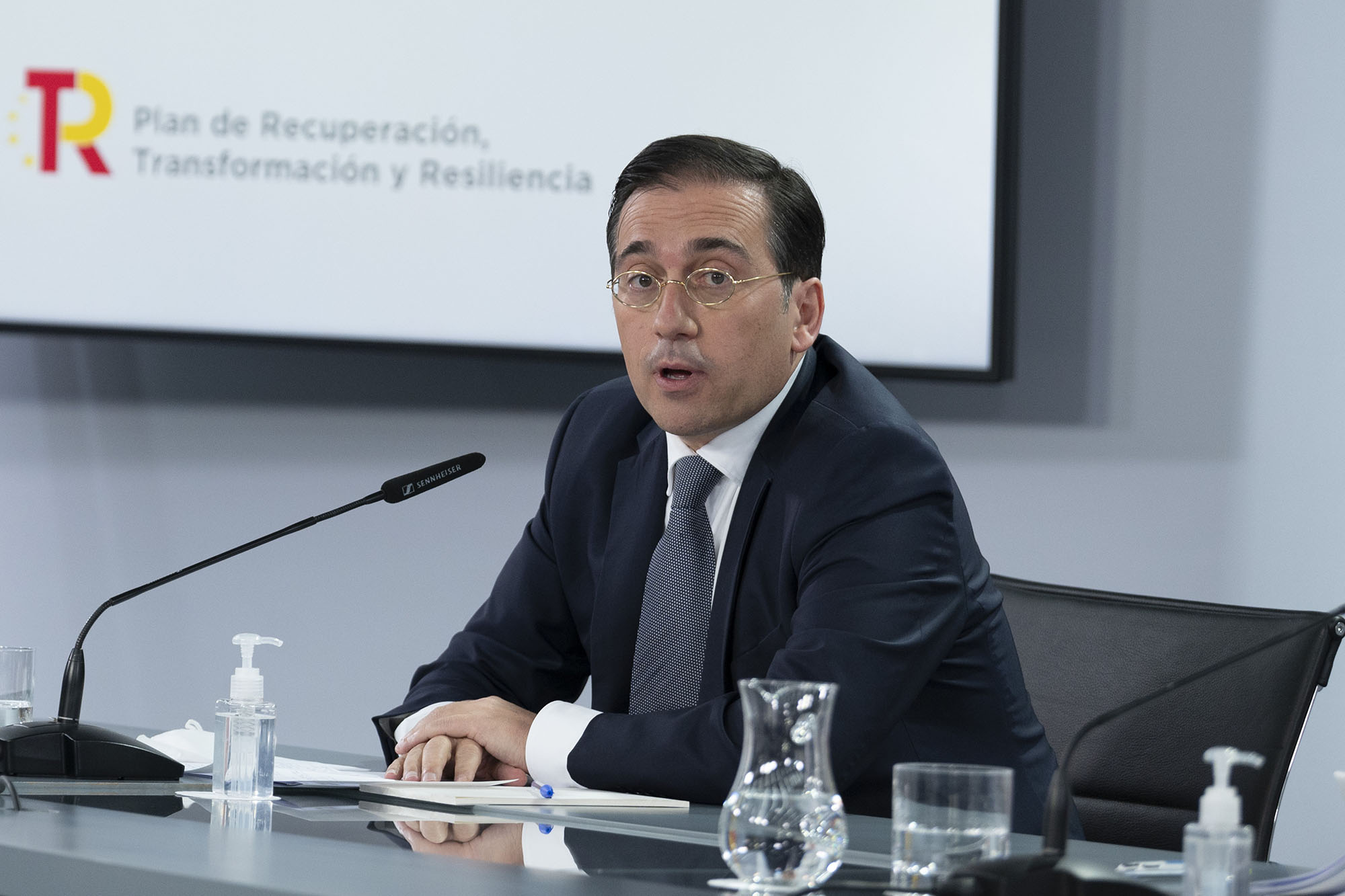 Albares asegura que Argelia no subirá el precio del gas... al menos a corto plazo