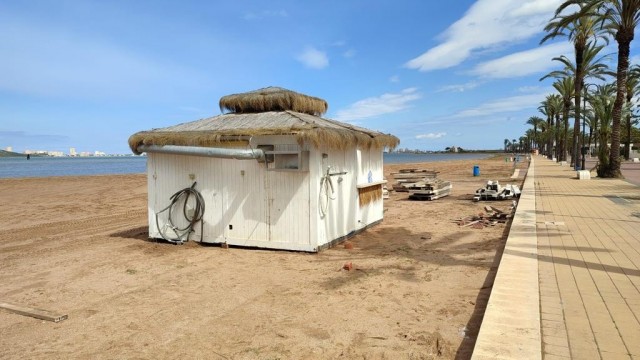 Los hosteleros apuran los tiempos y algunos ya han iniciado la instalación de sus chiringuitos