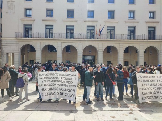 La comunidad escolar del IES Virgen del Remedio de Alicante revindica la reparación del centro 