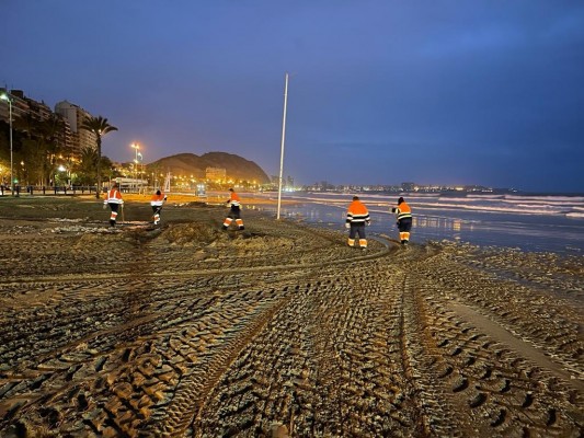 Alicante despliega 24 equipos de limpieza para recuperar las playas ante la Semana Santa