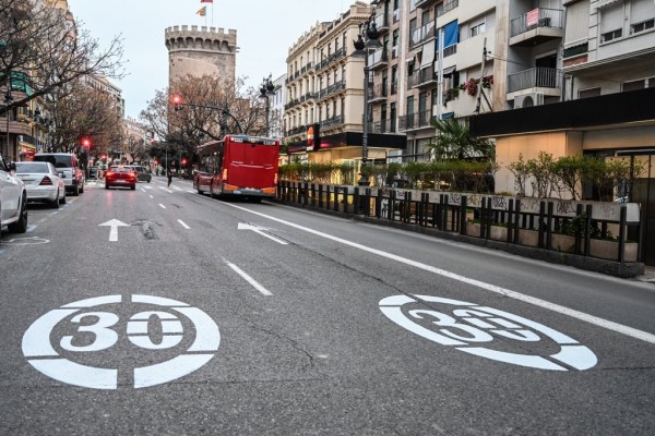 València marca su ronda interior con señales de 30 km/h como velocidad máxima
