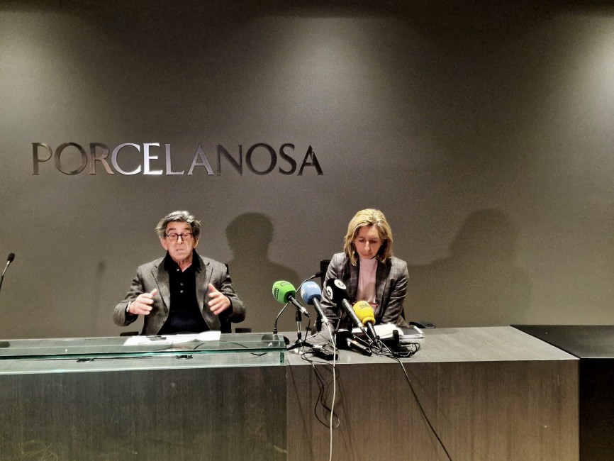 El presidente y la consejera delegada de Porcelanosa Grupo, Héctor Colonques y María José Soriano, respectivamente. durante la rueda de prensa convocada a raíz de las declaraciones del presidente Zelenski. (Foto: Antonio Pradas) - 
