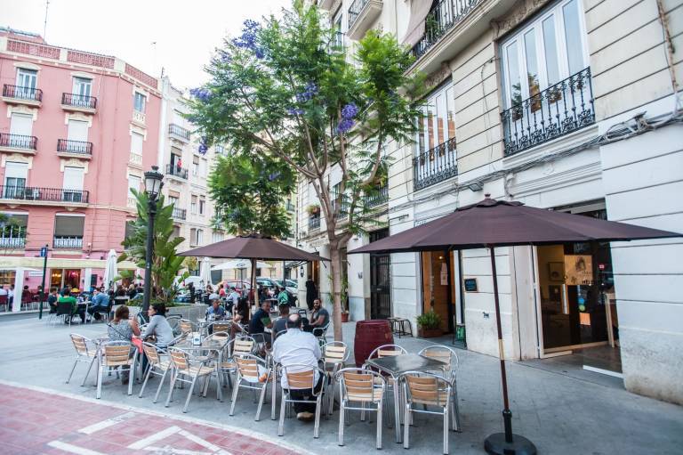 Las terrazas vuelven al debate en València: la hostelería pide poder bajarlas de las aceras