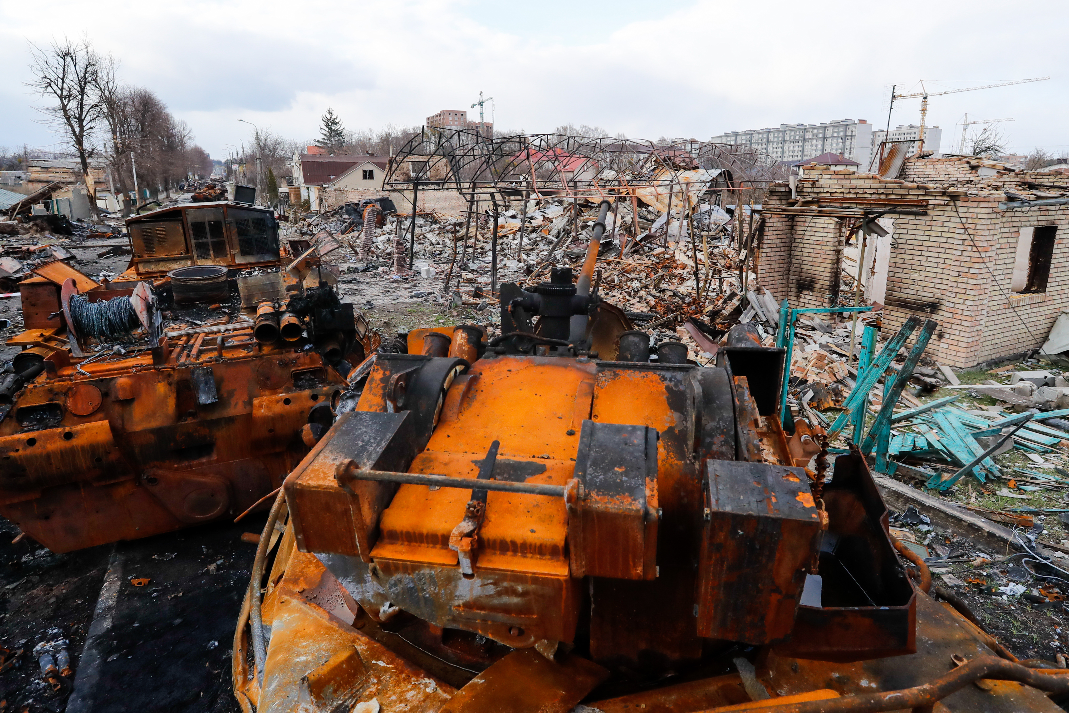 Casas dañadas y tanques en Bucha (Ucrania). Foto: Daniel Ceng Shou-Yi/Zuma Press - 