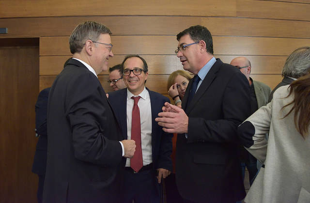 El president de la Generalitat, Ximo Puig, el presidente del Consejo Rector de la CVMC, Enrique Soriano, y el president de Les Corts, Enric Morera. EFE - 