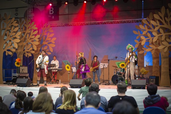 El Mercat de Cultura Infantil d'Orpesa torna amb malabars, música, endevinalles i una Fira del Llibre 