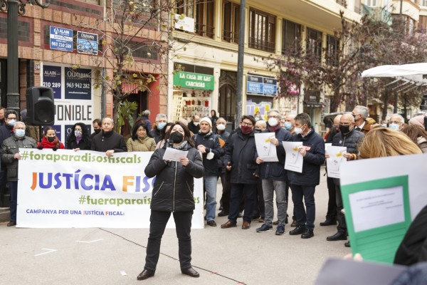 La plataforma 'Campaña por una Justicia Fiscal' se concentra para exigir el fin de los paraísos fiscales