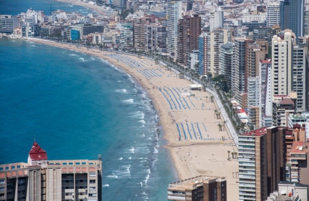 Benidorm licita la renovación del alumbrado de Levante con tecnología led