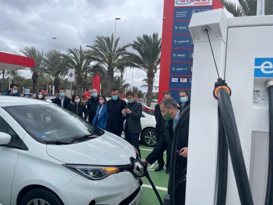 Elche inaugura cuatro puntos de recarga eléctrica en la gasolinera
de la Estación de Autobuses
