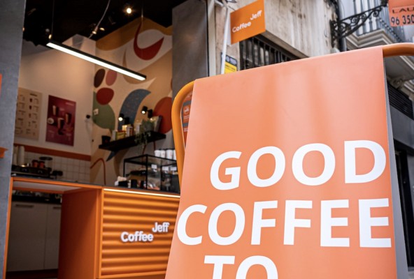 Jeff lanza su propia cadena de cafés para llevar