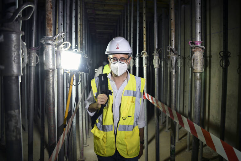 El conseller de Política Territorial, Arcadi España, en una visita a las obras del metro de València. Foto: JORGE GIL/E - 