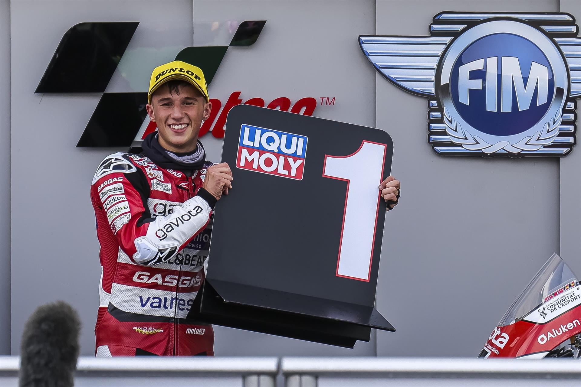 El burrianense Sergio García Dols sorprende a Foggia y le arrebata el liderato de Moto3
