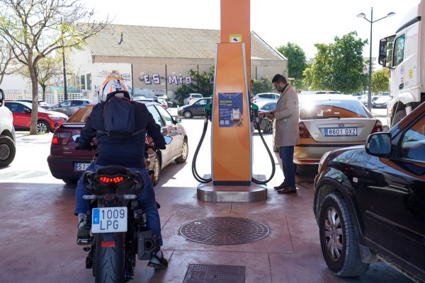 Las gasolineras denuncian problemas para pedir el adelanto y aplicar el descuento de veinte céntimos