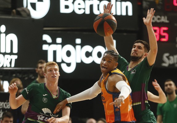 Valencia tumba a Unicaja y se coloca cuarto