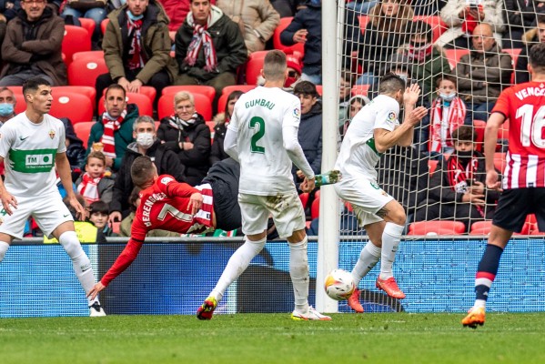 Berenguer adelanta al Athletic en una primera mitad en la que Boyé se ha lesionado