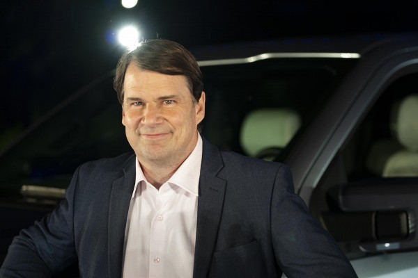 El presidente y consejero delegado de Ford gana casi el doble en 2021, más de 20 millones