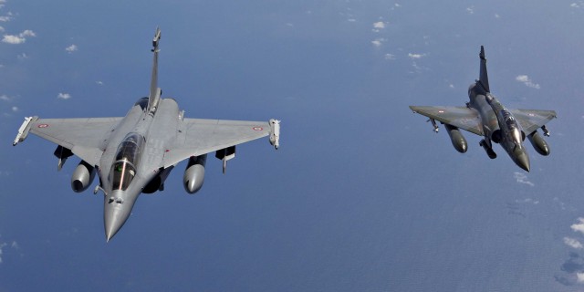 Aviones franceses atacan el bastión de Estado Islámico en Siria