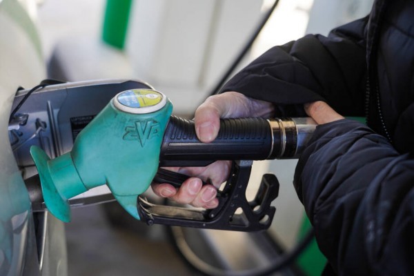 Las dudas sobre la rebaja del carburante vacían los surtidores de las empresas de transporte