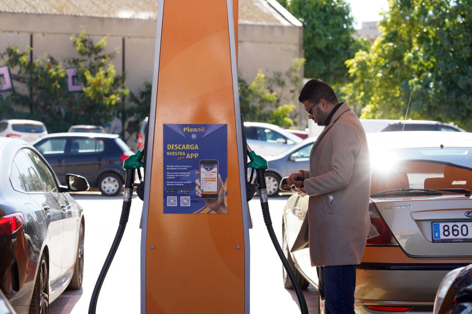 El descuento obligatorio en el carburante dispara la tensión entre pequeñas y grandes gasolineras