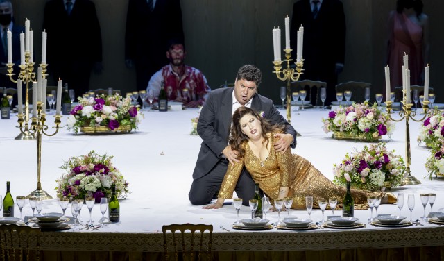 Hemorragia de terror y sangre en el Macbeth de Les Arts