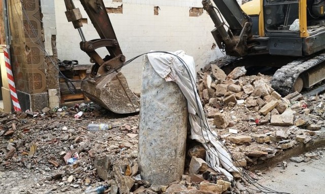 Aparece una columna romana en la demolición de un edificio de la calle San Vicente