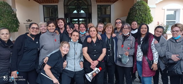 Final feliz para las trabajadoras del servicio de limpieza que son subrogadas por La Manga Club