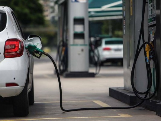 La Unión de Consumidores recomienda guardar el recibo tras repostar en una gasolinera

