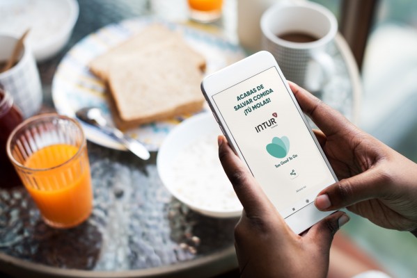 Hoteles Intur y Too Good To Go se alían contra el desperdicio de alimentos