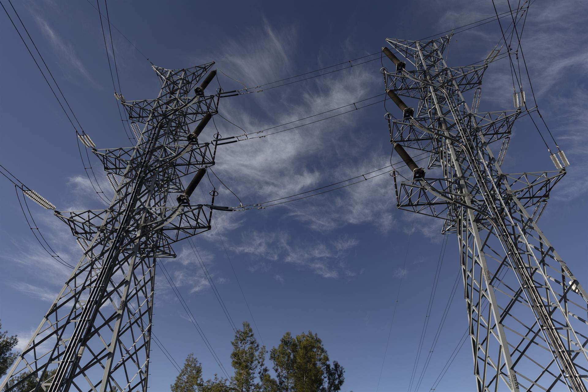 El precio de la luz comenzará abril con una bajada del 6,1%, hasta los 224,75 euros/MWh