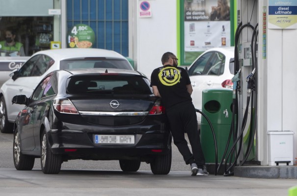 La Generalitat estudia adelantar a las gasolineras el dinero que deben descontar del precio del combustible