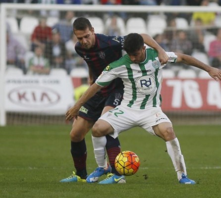 Nando recupera la titularidad pero el Córdoba tropieza