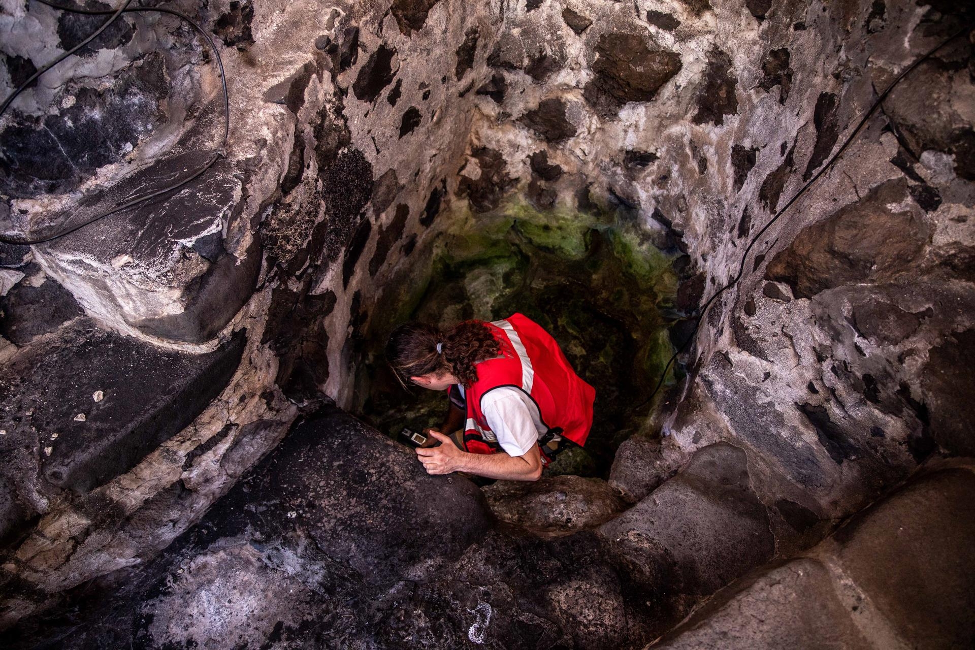 El vulcanólogo Víctor Villasante baja hasta el pozo de el Charco Verde para tomar muestras de su agua, a 16 de febrero de 2022 en Puerto Naos, Los Llanos de Aridane, La Palma. Foto: Kike Rincón - Europa Press - 