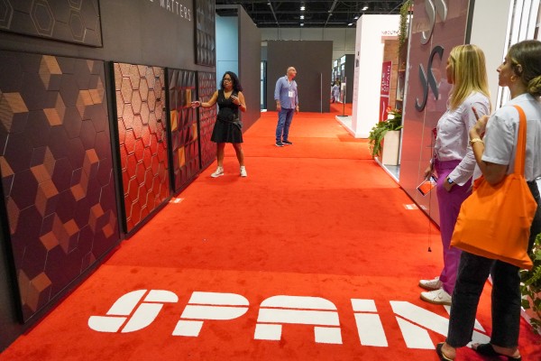 La ministra Maroto apoyará en Las Vegas a las azulejeras españolas presentes en Coverings