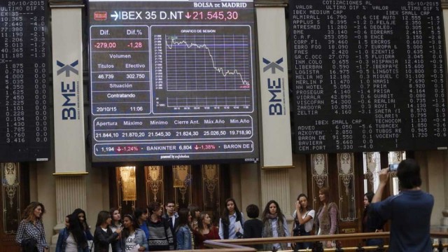 El Ibex 35 abre cediendo casi un 1% pero se recupera rápidamente