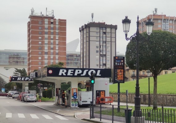 Las gasolineras estallan contra el Gobierno por obligarles a adelantar los veinte céntimos