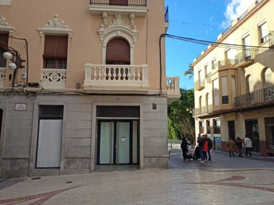 La sede de la UMH en el centro de Elche estará en la antigua sede del BBVA de la Plaça de Baix