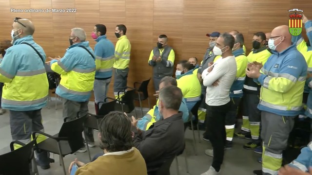 El alcalde de San Vicente anuncia reuniones con los operarios de la recogida de basuras ante la posible huelga