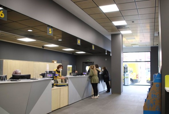 Correos estrena sus nuevas instalaciones en la calle Dean Martí de Castelló tras finalizar el traslado